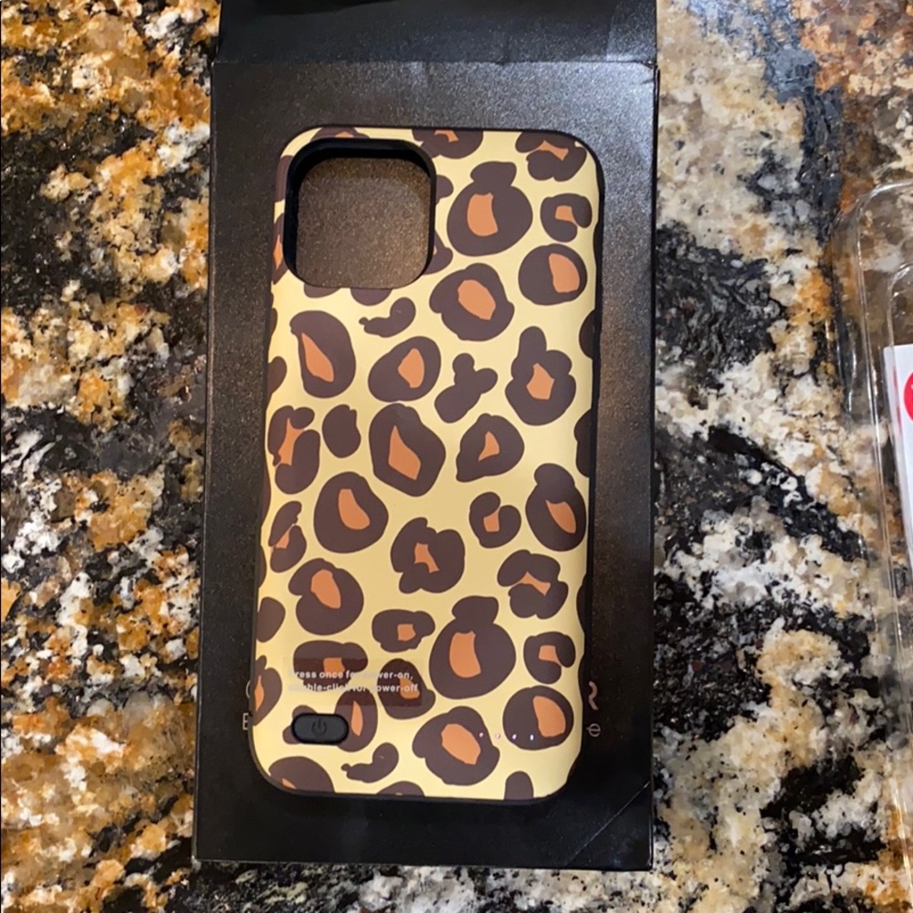NWB Leopard Casely Battery-Powered Charging Case